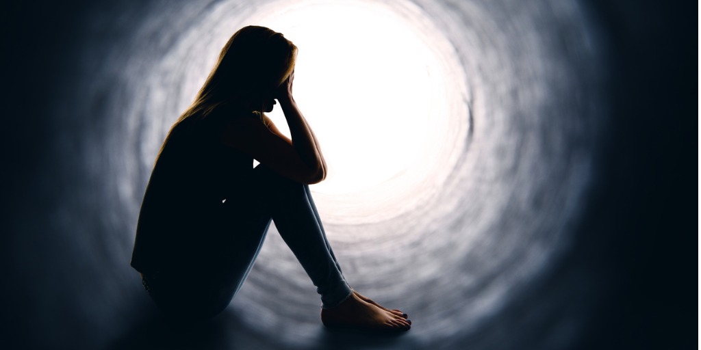 zie het licht aan het einde van de tunnel depressie vrouw