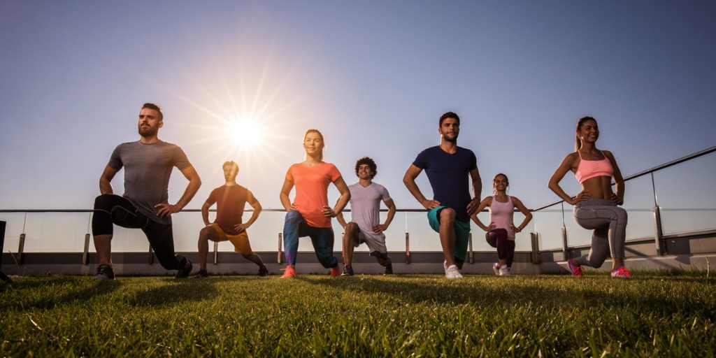groep mensen die lunges doen als spier versterkende oefening