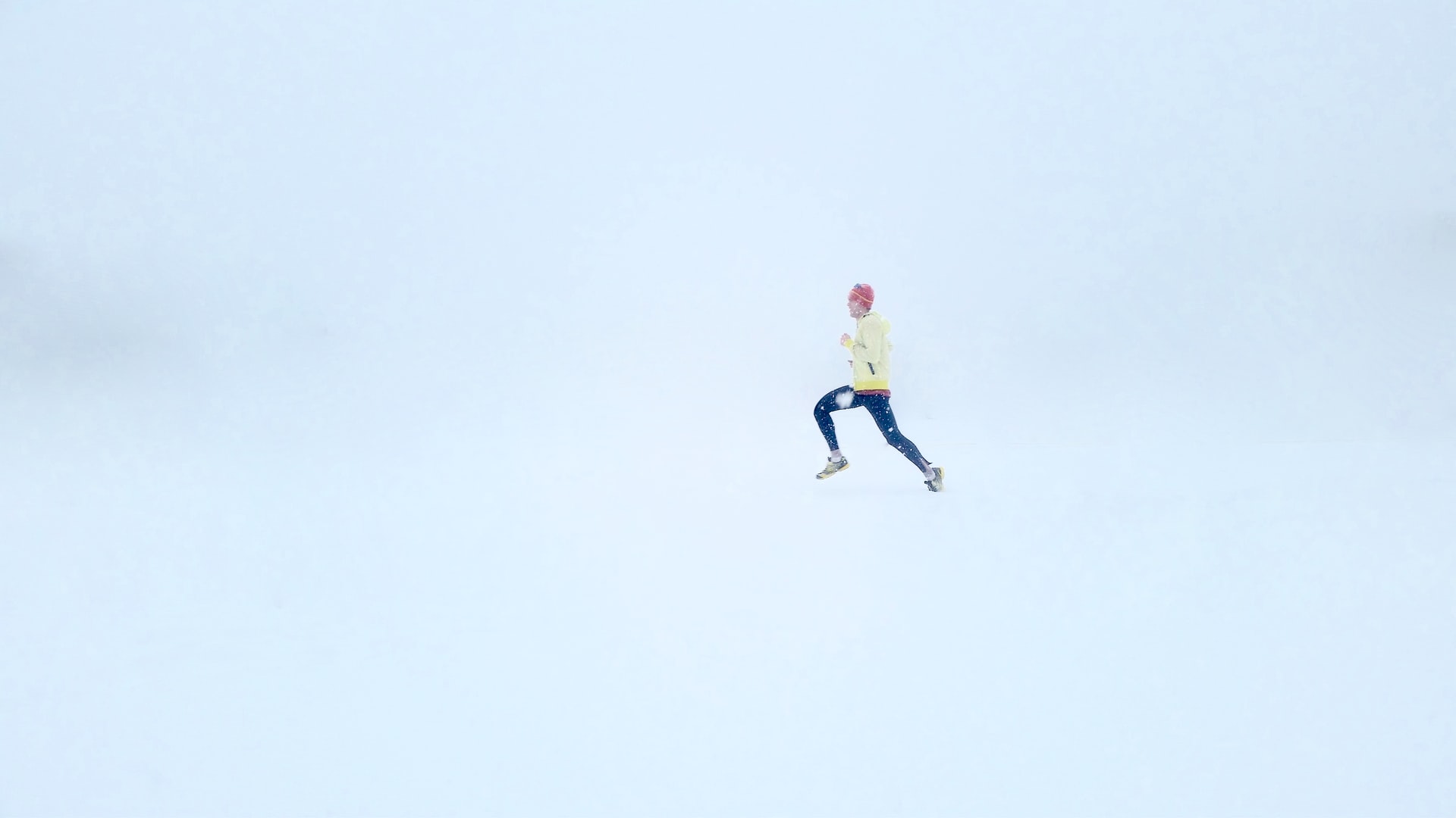 loper in de sneeuw